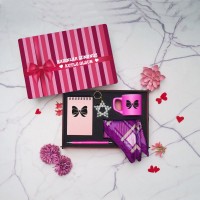 Kadınlar Günü Hediye Seti – Ahşap Kutu, Defter, Kalem, Fincan, Anahtarlık, Fular